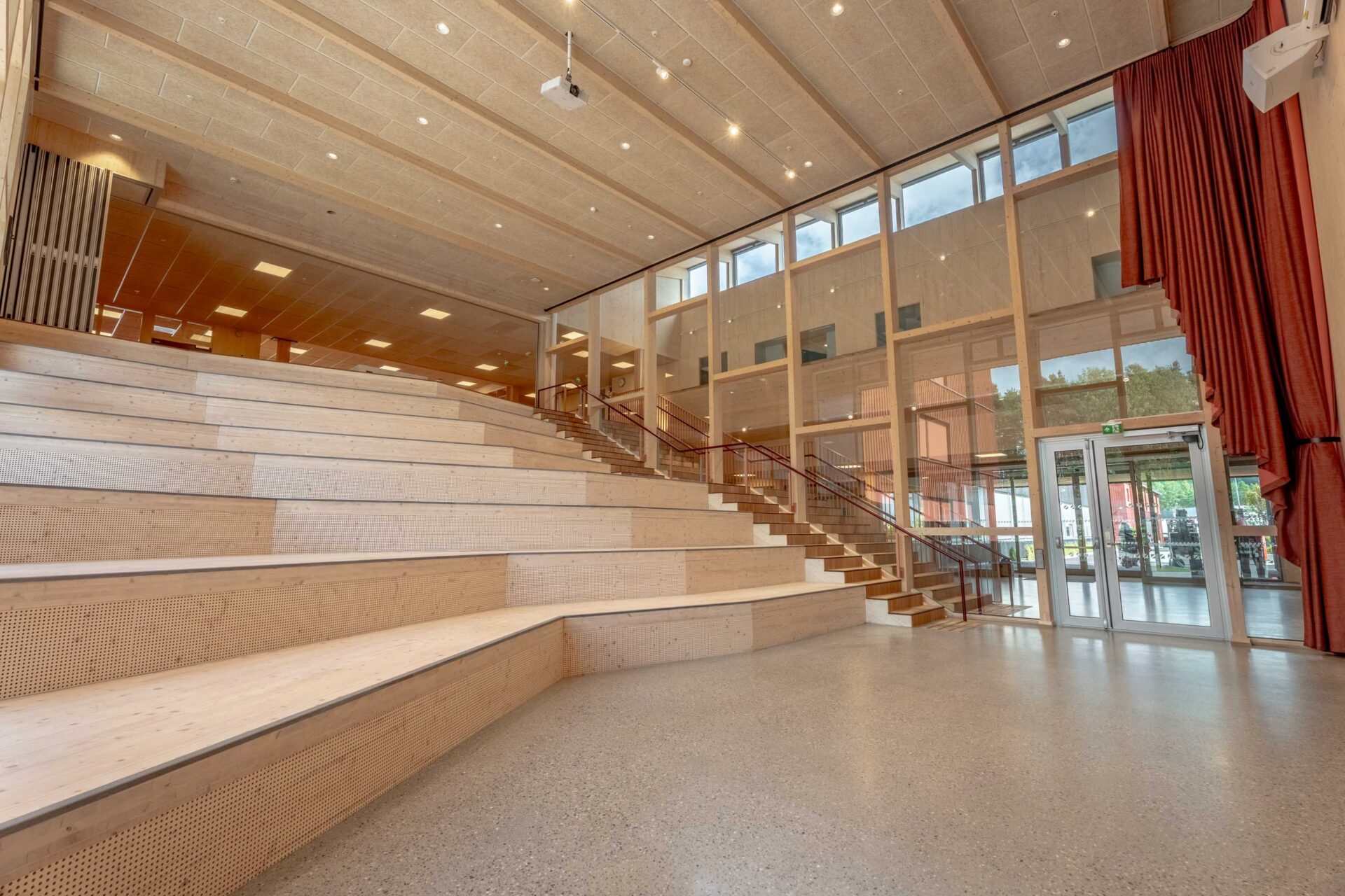 Bilde tatt fra scenen og opp mot den fantastiske tribunen i heltre